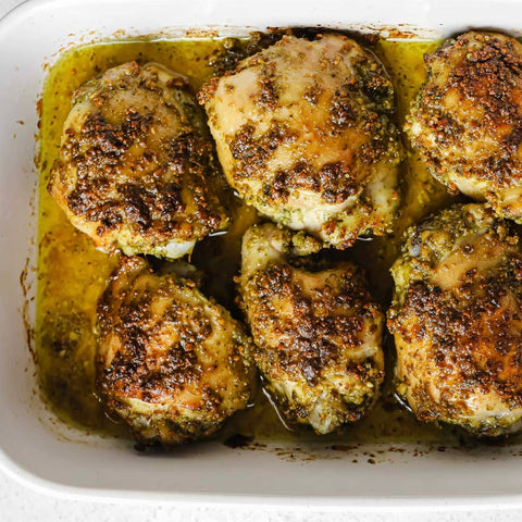 Poulet au pesto avec pâtes au beurre à l’ail