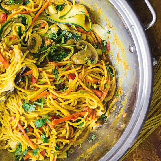 Spaghetti au cari, lait de coco et légumes