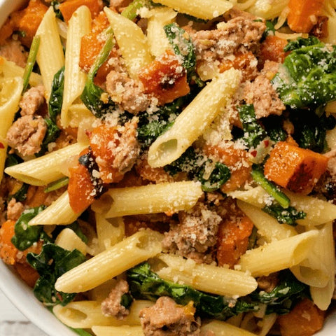Penne à la saucisse, courge et épinard